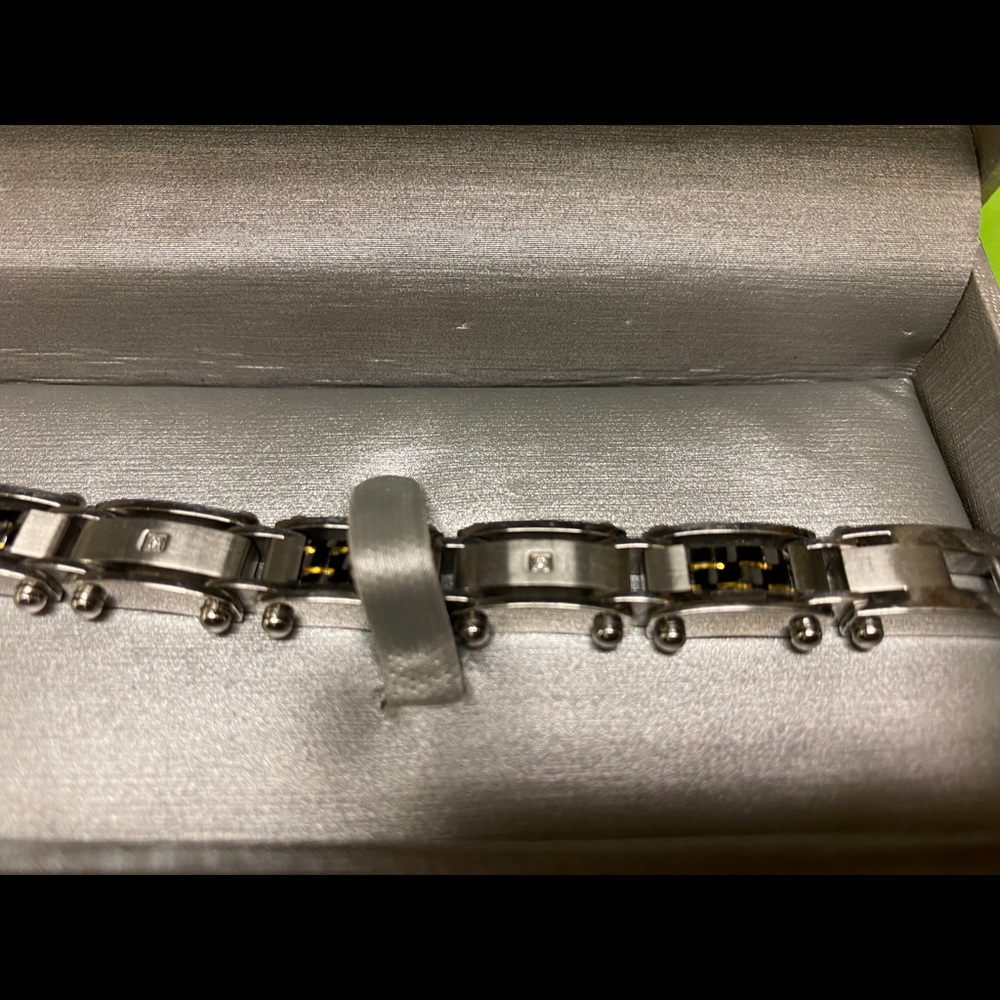 Men’s Shaquille O’Neal bracelet.